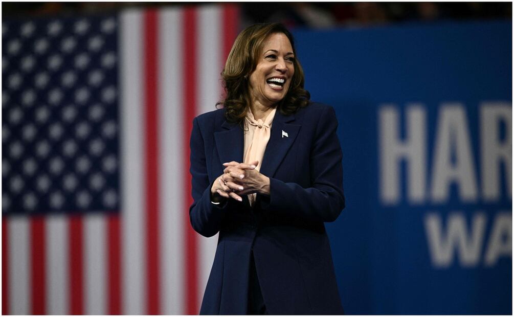 La vicepresidenta estadounidense y candidata presidencial demócrata de 2024, Kamala Harris, reacciona mientras su compañero de fórmula, el gobernador de Minnesota, Tim Walz, habla en el Centro Liacouras de la Universidad de Temple en Filadelfia, Pensilvania, el 6 de agosto de 2024. Foto: Brendan SMIALOWSKI / AFP