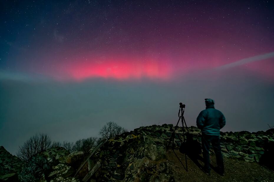 Un fotógrafo capta una aurora boreal en Salgotarjan, en el norte de Hungría. FOTO: EFE