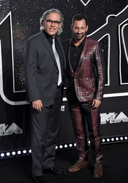 El mexicano Rodrigo Prieto sorprendió al desfilar por la alfombra de los VMAs. Foto: AP