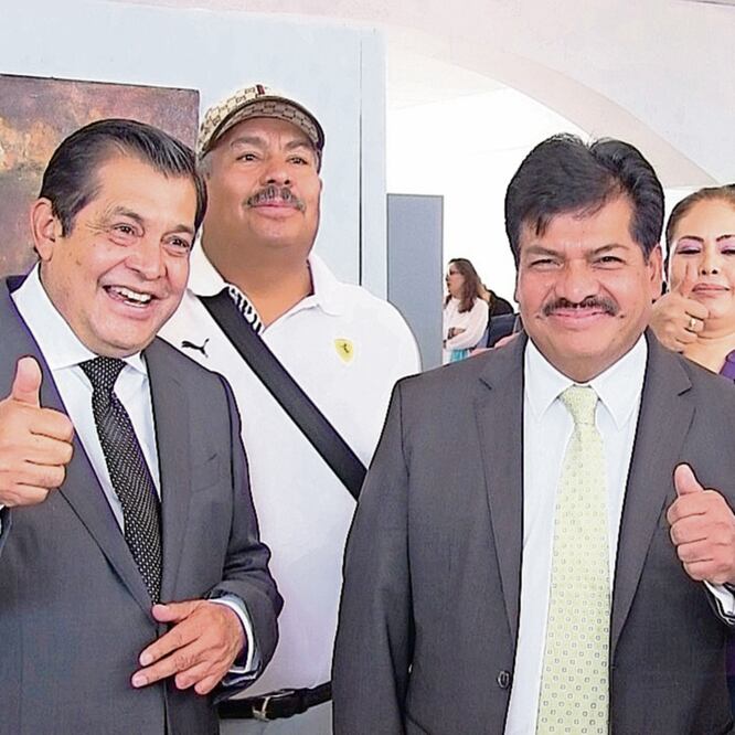 Juan Hugo de la Rosa, edil de Neza, y Francisco Chíguil, alcalde de GAM, ayer en el festejo del aniversario del municipio. ESPECIAL