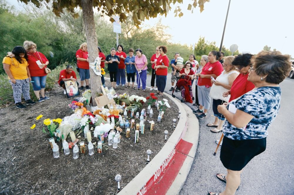 A unos metros de donde perecieron los migrantes, junto a un árbol de sicomoro, migrantes mexicanos improvisaron un altar, donde ofrendaron botellas de agua, porque su carencia fue una de las causas de la muerte (LUIS CORTÉS. EL UNIVERSAL)