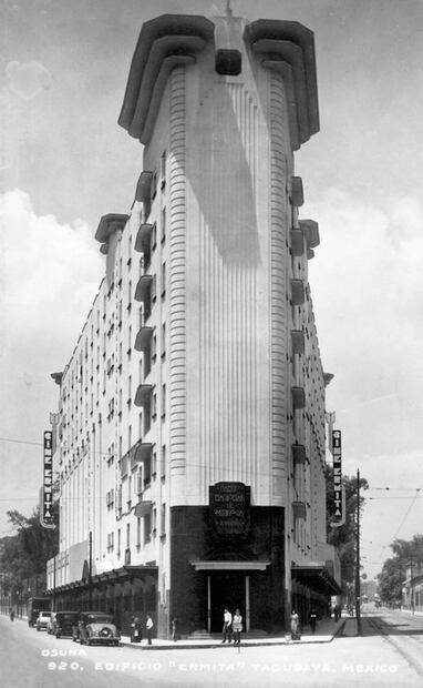 La esquina de las avenidas Revolución y Jalisco, en Tacubaya, y el Edificio Ermita en los años treinta. Esta construcción fue diseñada por el arquitecto Juan Segura; a la izquierda, detrás del anuncio del cine Ermita, se aprecia un jardín que había formado parte de la residencia Mier. Imagen: Colección Francisco Montellano.