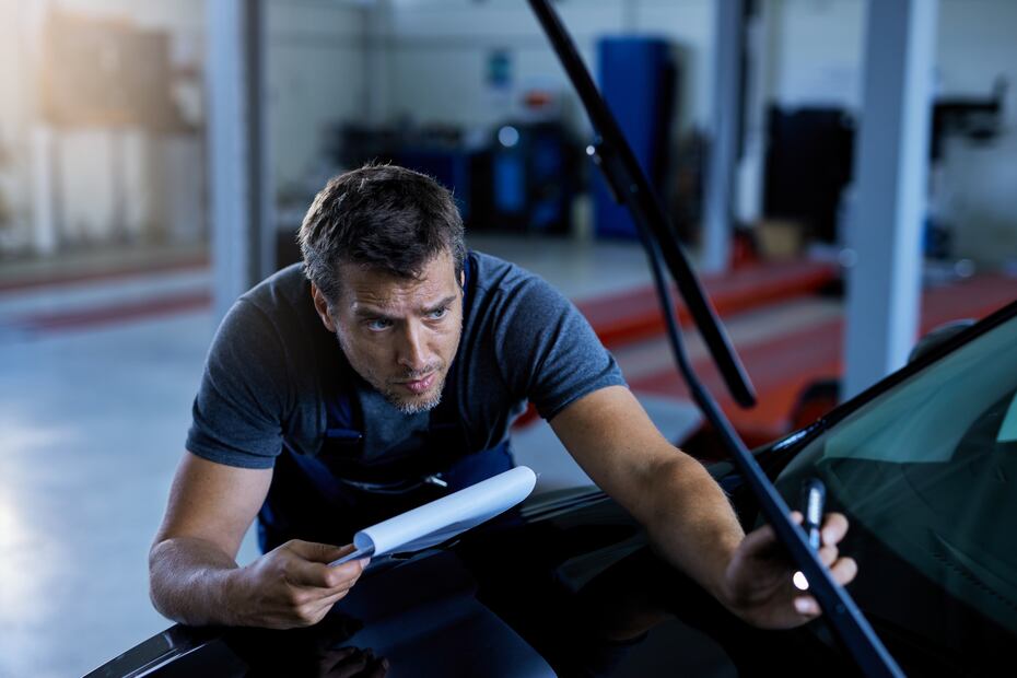 Reparaciones de auto en agencia. Foto: Freepik