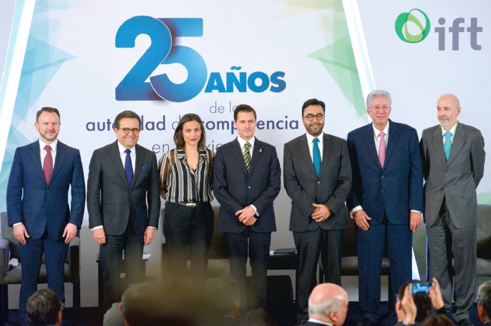 El presidente Enrique Peña Nieto (centro) pidió a los titulares de la Cofece, Alejandra Palacios Prieto (izq.), e IFT, Gabriel Contreras Saldívar (tercero de der. a izq.) que hagan lo que tienen que hacer para defender al consumidor. (PRESIDENCIA)