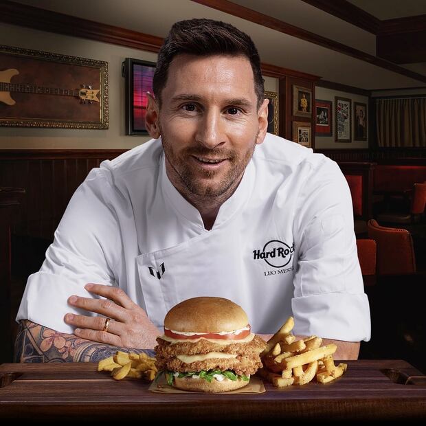 Lionel Messi y su hamburguesa. Fuente: Instagram @leomessi