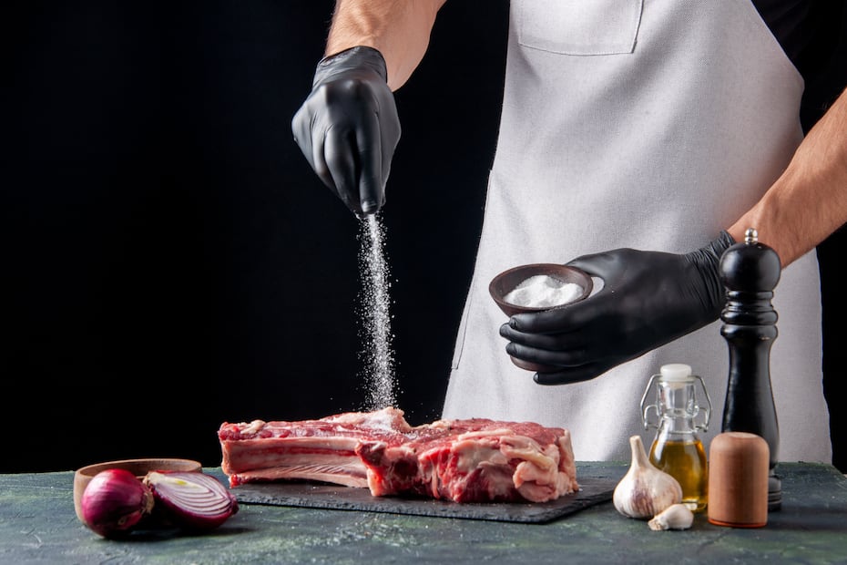 Según el corte y tipo de preparación, la sal se puede agregar antes o después de cocer. Foto: Freepik