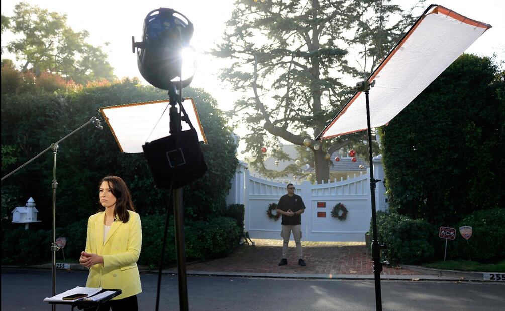 Un reportero trabaja frente a la casa del director Rob Reiner mientras un guardia de seguridad vigila.
FOTO: MARIO TAMA / GETTY IMAGES NORTH AMERICA / Getty Images vía AFP.