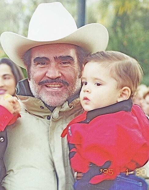 Vicente Fernández carga a su nieto Alex, quien lo recuerda a tres años de su muerte. Instagram alexfernandez.g