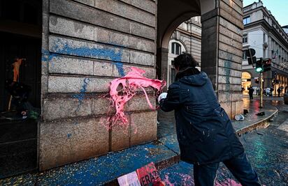 Rocían pintura a la fachada de La Scala, a horas de que inauguren su nueva temporada
