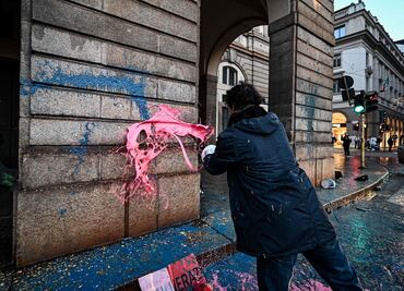 Rocían pintura a la fachada de La Scala, a horas de que inauguren su nueva temporada