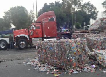 Volcadura de tráiler complica vialidad en avenida López Portillo