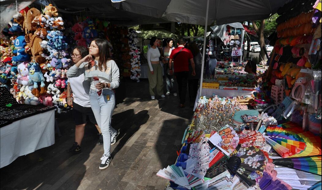 Decenas de vendedores ambulantes se instalan a lo largo de avenida Juárez frente a la Alameda Central para ofrecer principalmente productos chinos, el 19 de agosto de 2025. Foto: Luis Camacho/EL UNIVERSAL