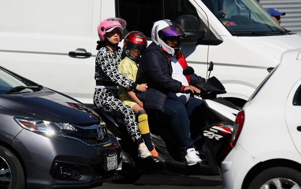 Exceso de pasajeros en motocicleta en el cruce de avenida Eduardo Molina y Eje 1 Norte en la Ciudad de México. Foto: Carlos Mejía archivo/EL UNIVERSAL
