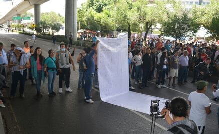 Votantes bloquean Periférico; acusan falta de boletas en casilla especial