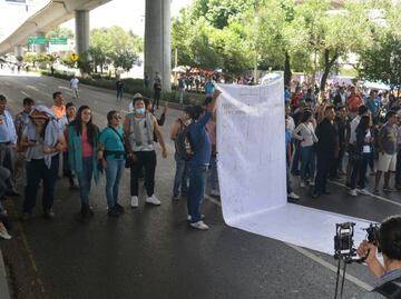 Votantes bloquean Periférico; acusan falta de boletas en casilla especial