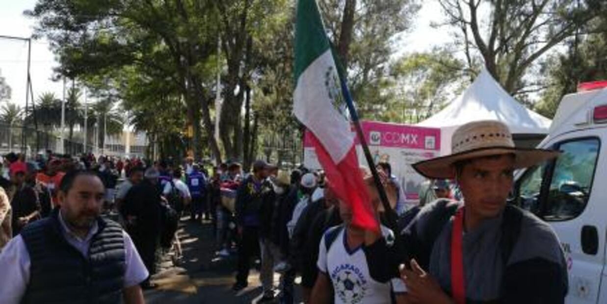 Caravana de migrantes espera por segundo día en la Magdalena Mixhuca