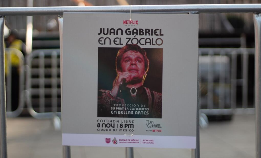 Un cartel anuncia el evento con una fotografía icónica de Juan Gabriel, invitando a los fanáticos a revivir su histórico concierto de 1990. Foto: Fernanda Zamora/EL UNIVERSAL.