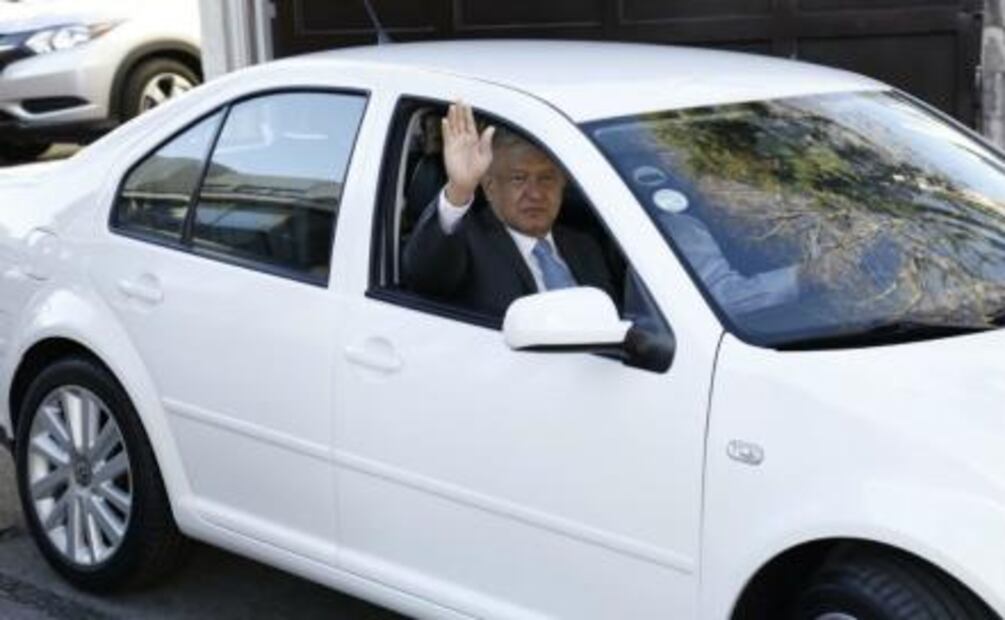 En Jetta blanco y sin mayor seguridad AMLO va a la salutación de las Fuerzas Armadas