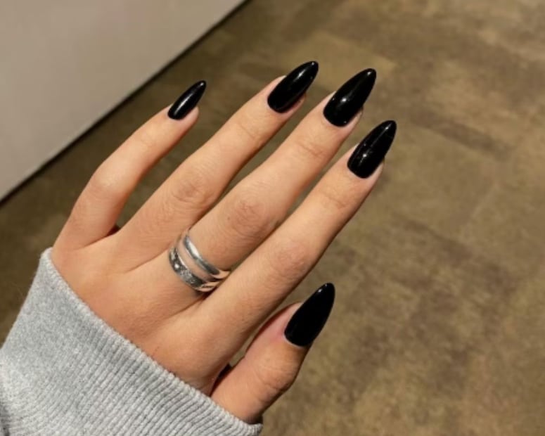 La manicura en tonos negros jamás pasa de moda. Foto: Etsy