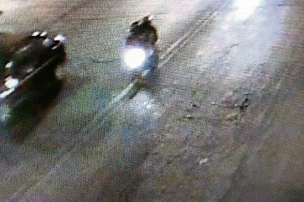 De acuerdo con las imágenes, un hombre atestiguó los hechos y no socorrió a víctima (ESPECIAL)