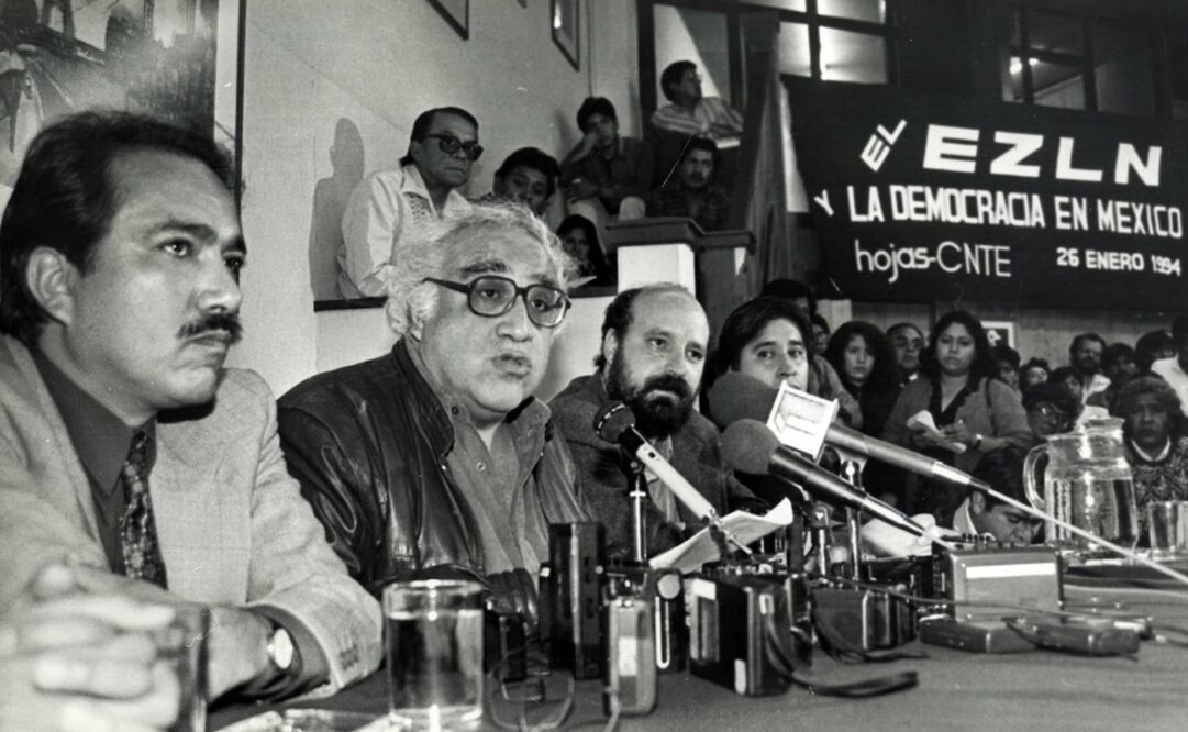 Los ponentes de la mesa “El EZLN y la democracia en México”, realizada el 26 de enero de 1996, coinciden en que “lo de Chiapas cambió la óptica de la campaña del candidato del PRI”. Destaca en segundo lugar (izq. a der.) el escritor Carlos Monsiváis. Foto: Julián Juárez /Archivo EL UNIVERSAL.