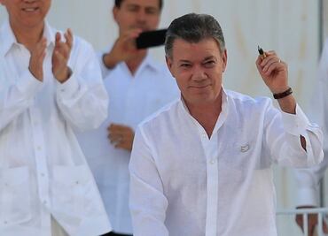 "¡No más guerra!", exclama Santos tras firma de paz