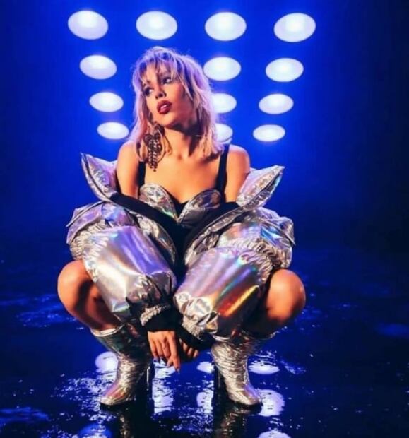 El look holográfico de Danna Paola para el video de su nueva canción