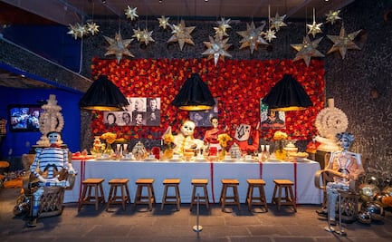 Sor Juana, Felguérez y Klimt se sientan en la ofrenda de Frida Kahlo y Jean Paul Gaultier