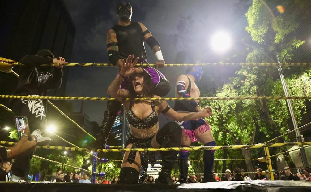Luchadoras Trans realizaron una función de lucha libre en Paseo de la Reforma, frente al Senado de la República. Foto: Valente Rosas/ EL UNIVERSAL