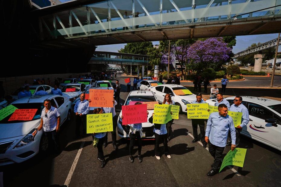 Los taxistas permisionarios mantuvieron bloqueadas las vías de acceso principales a las dos terminales del Aeropuerto Internacional de la Ciudad de México. Foto: Diego Simón / EL UNIVERSAL