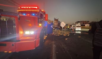 Vuelca tráiler con toneladas de piña en la México-Puebla; caos vial en Valle de Chalco