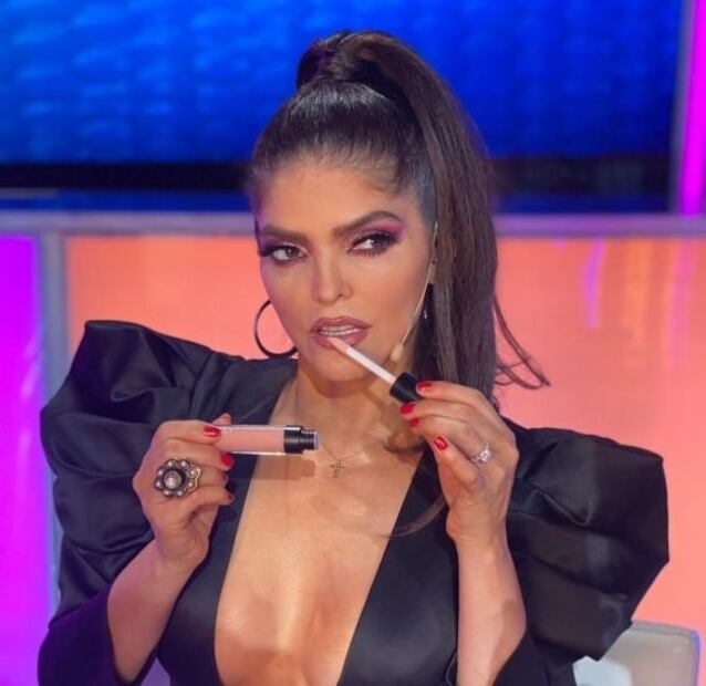 El look completamente dorado de Ana Bárbara que causó sensación en redes