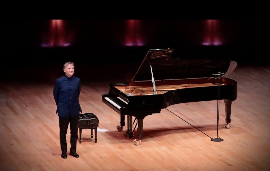 Stephen Hough interpretando obras de Schumann en la Sala Nezahualcóyotl durante su recital del VIII Festival Internacional de Piano, Ciudad de México. Crédito: Facebook de Cultura UNAM
