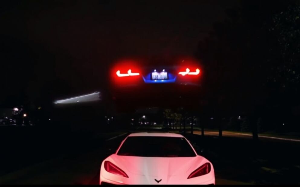 Vendedor de autos salta con un Chevrolet Corvette sobre otro para promocionar el modelo