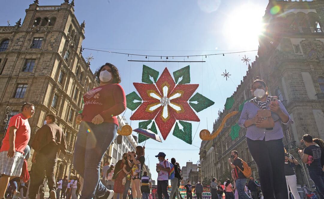 EL UNIVERSAL recorrió el Zócalo, la pista de hielo en Coyoacán y el Parque Bicentenario, donde familias completas pasaron el día después de los festejos del 24. Fotos: Germán Espinosa/ EL UNIVERSAL.