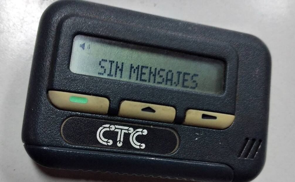 En opinión del intérprete, el beeper resultaba más bien pesado para el pequeño tamaño que solía tener. Wikimedia Commons.