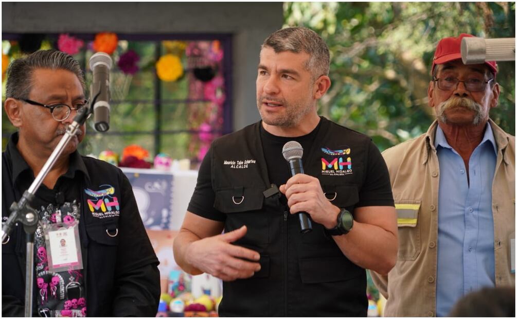 Este 2 de noviembre de 2024, Mauricio Tabe rinde homenaje a personas no identificadas en la fosa común del Panteón Civil de Dolores. Foto: Especial