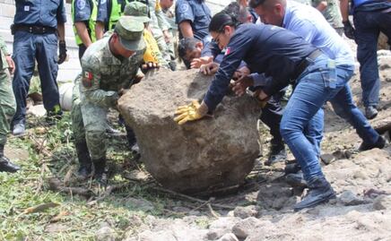 Video. Rescatan a cuatro personas tras derrumbe de paredón en Los Pilares en Cuernavaca 