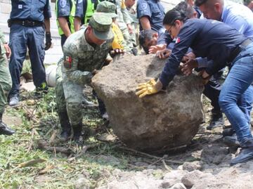 Video. Rescatan a cuatro personas tras derrumbe de paredón en Los Pilares en Cuernavaca