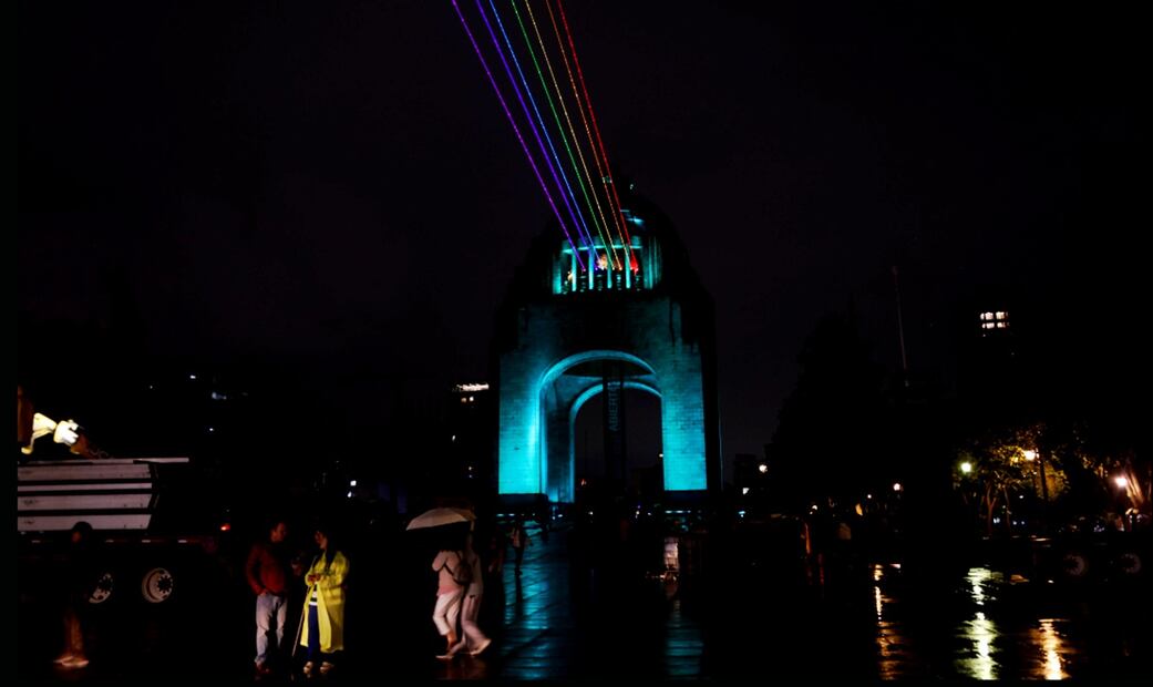 Proyecta Monumento a la Revolución los colores de la bandera LGBT+ en el marco de la edición 47 de la Marcha del Orgullo en la Ciudad de México, el jueves 27 de junio de 2025. Foto: Valente Rosas/EL UNIVERSAL