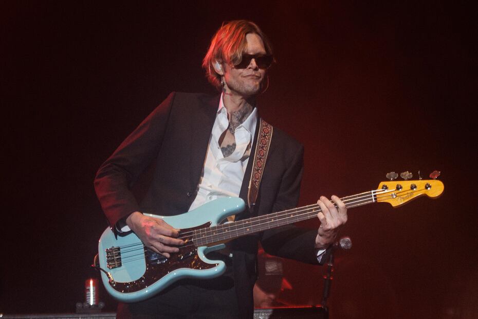 Vocalista de Cage The Elephant sale a cantar a pesar de tener un pie roto y un brazo en el Corona Capital. Fotos: de Yaretzy M. Osnaya El Universal