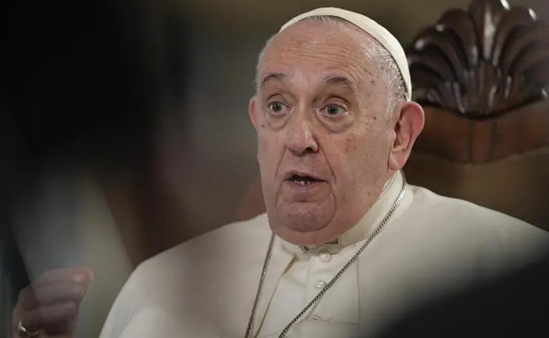 El Papa Francisco habla durante una entrevista con The Associated Press en el Vaticano el martes 24 de enero del 2023. Foto: AP