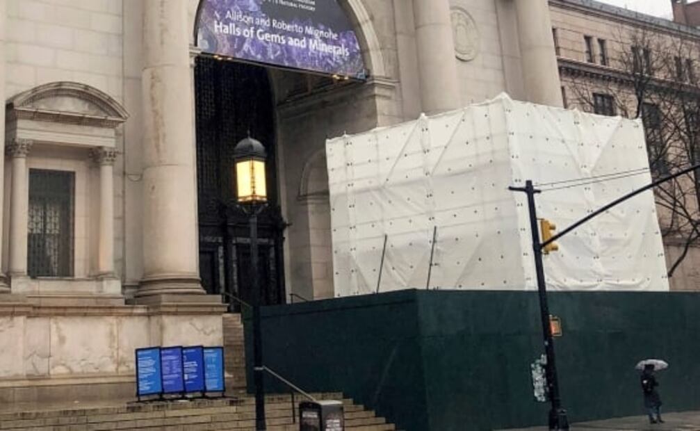 Desmantelan la controvertida estatua de Roosevelt en Nueva York