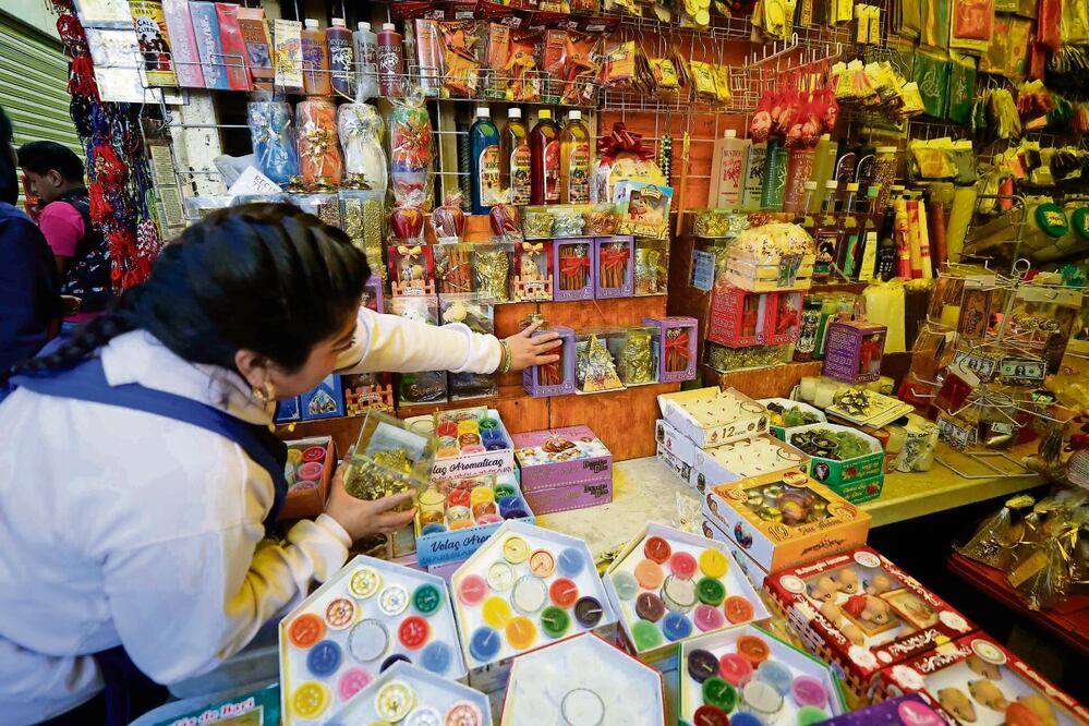 Las 12 velas y las semillas son los artículos más buscados. Foto: Diego Simón Sánchez / EL UNIVERSAL