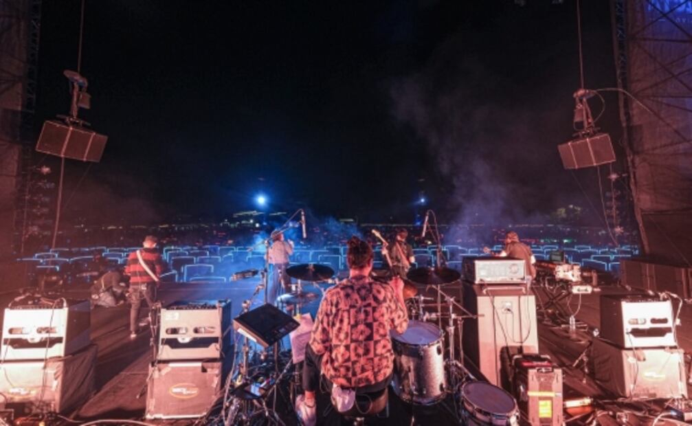 Enjambre vence al Covid-19 y ofrece concierto explosivo