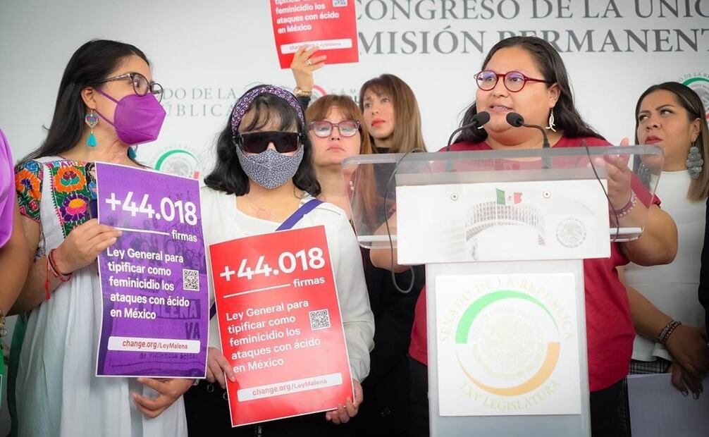 Senadora de Morena Citlalli Hernández acompañando a víctimas de Violencia ácida en presentación de Ley Malena. Foto: Twitter @CitlaHM