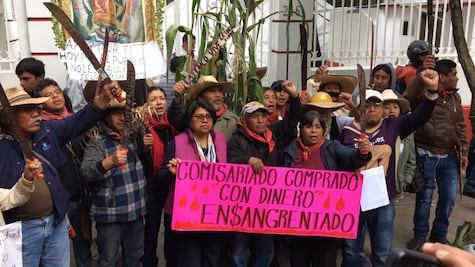 Comuneros de Atenco entregan documento en oficinas de AMLO y reclaman consulta