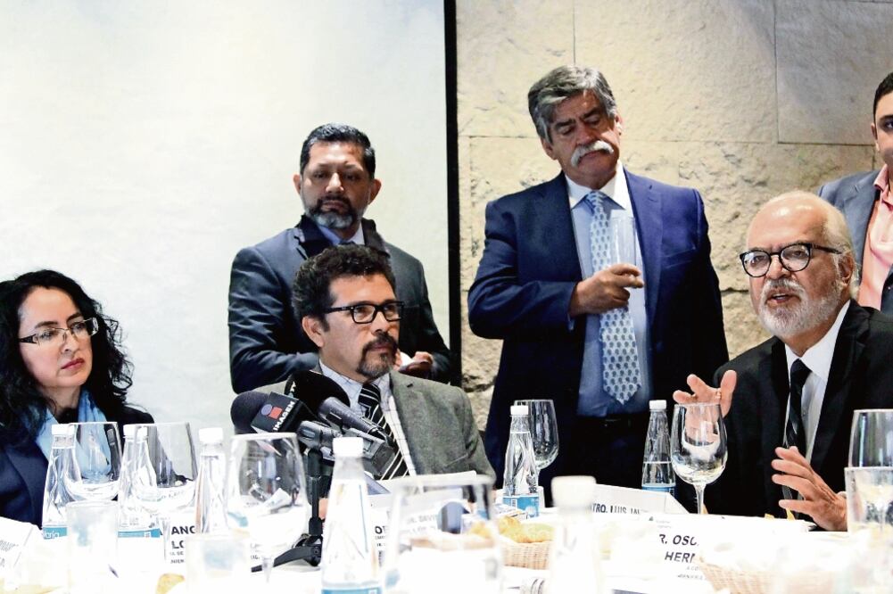 Miembros de la Academia de Ingeniería de México denunciaron que en el país no es un requisito realizar estudios de impacto integral, lo que a la larga puede ocasionar el colapso de las obras viales. (CARLOS MEJÍA. EL UNIVERSAL)