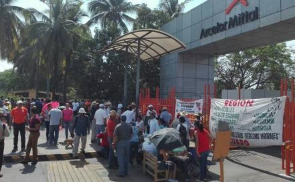 CNTE se moviliza en Michoacán; cierra carreteras