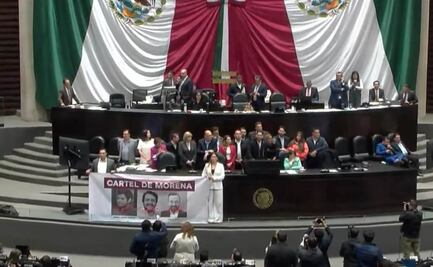 Priistas exhiben lona con la leyenda “Cartel de Morena” en San Lázaro; diputados se gritan en discusión de la ley de la GN